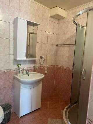 Гостиница Надежда Малореченское Улучшенный трехместный номер-6