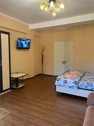 Гостиница Надежда Малореченское Улучшенный семейный номер-9