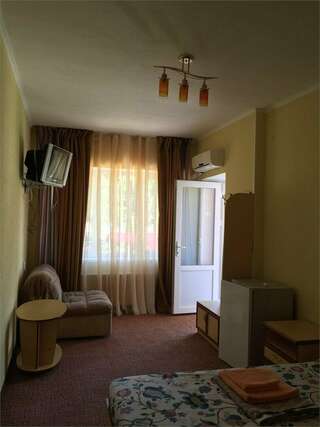 Гостиница Надежда Малореченское Стандартный трехместный номер-6