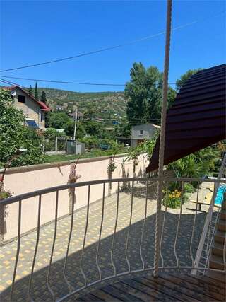 Гостиница Надежда Малореченское Улучшенный трехместный номер-12