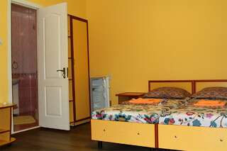 Гостиница Надежда Малореченское Стандартный трехместный номер-3