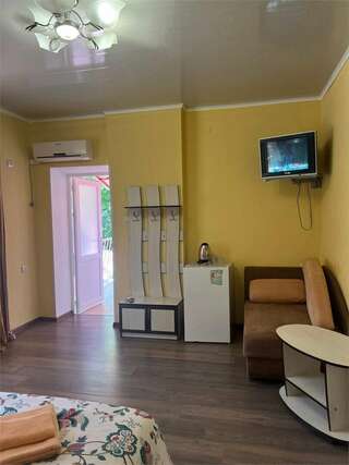 Гостиница Надежда Малореченское Улучшенный трехместный номер-10