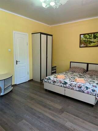 Гостиница Надежда Малореченское Улучшенный трехместный номер-7