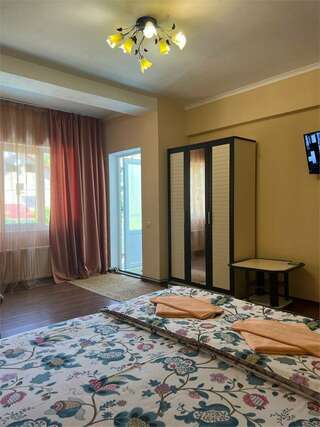 Гостиница Надежда Малореченское Улучшенный семейный номер-10