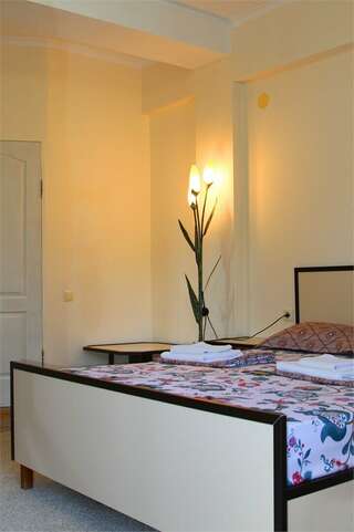 Гостиница Надежда Малореченское Улучшенный семейный номер-2