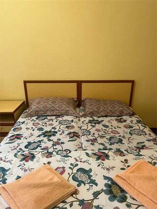 Гостиница Надежда Малореченское Стандартный трехместный номер-2