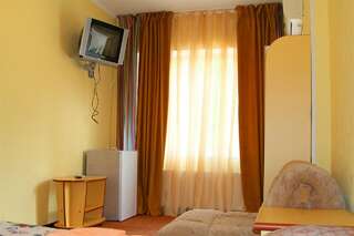 Гостиница Надежда Малореченское Стандартный трехместный номер-5