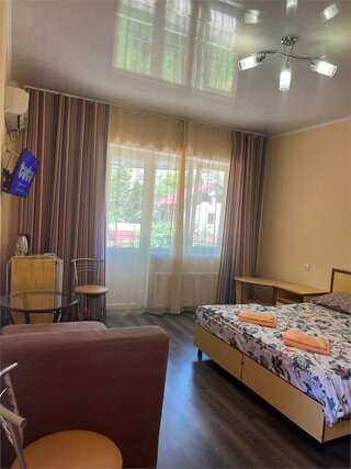 Гостиница Надежда Малореченское Улучшенный трехместный номер-1